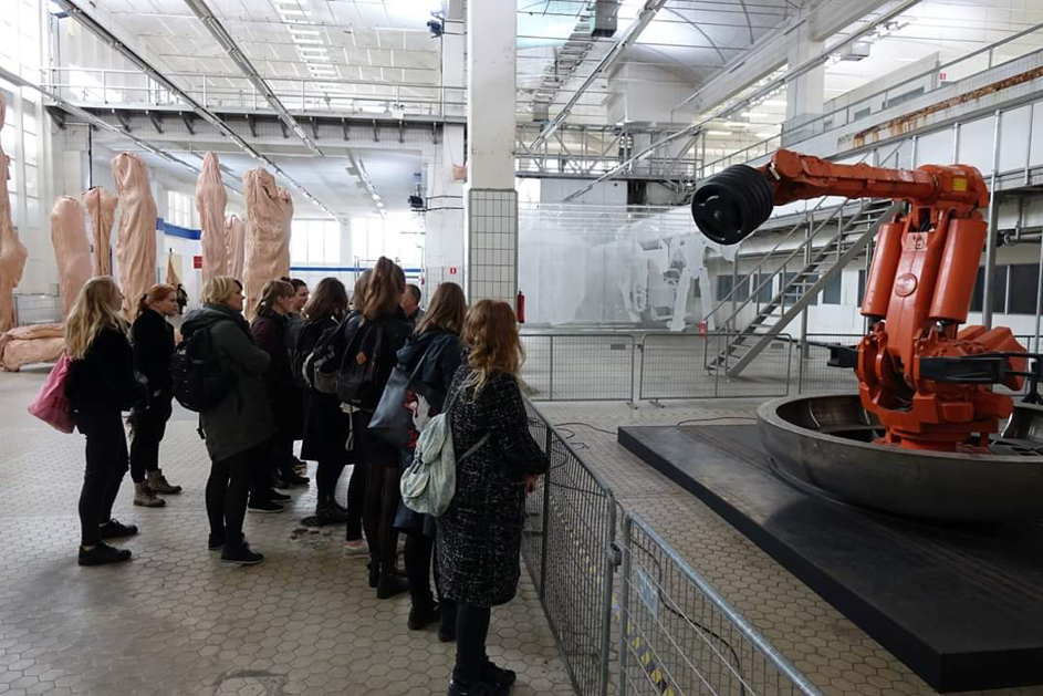 Studenten op excursie bij Robot Love vanuit het programma Kunst, Wetenschap en Technologie